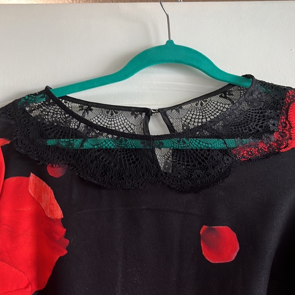 Black & Red dress w/lace details and poppy print - Picture 2 of 4